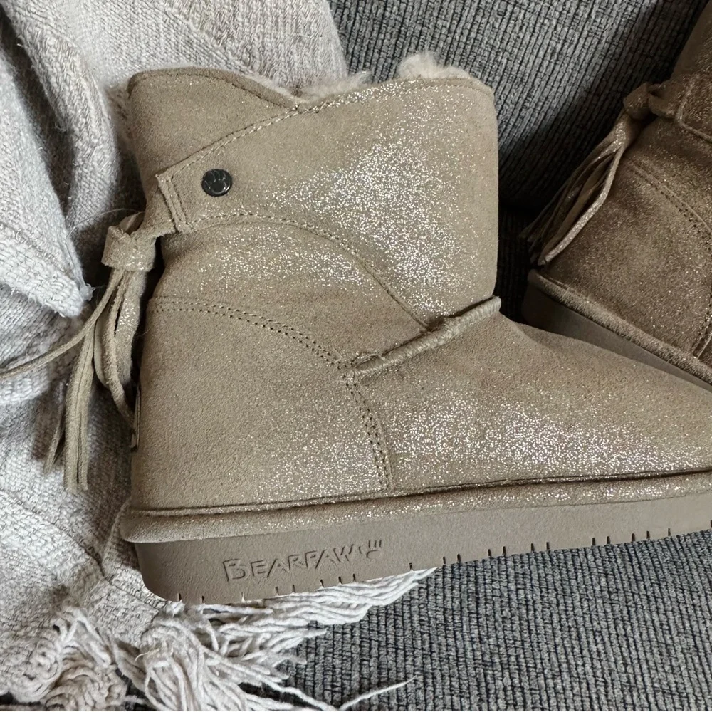 BearPaw Mia Snow Booth Youth Sz 5 Pewter Tan Gold Sparkles Sherpa Lined Tassels